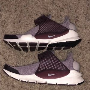 Nike women’s sock dart shoes